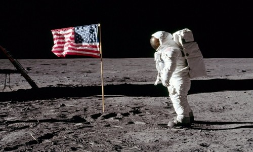 Phi hành gia Buzz Aldrin đứng bên cạnh một lá cờ trên Mặt Trăng. Ảnh: NASA.