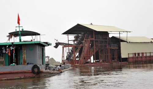Các dự án khai thác cát trên sông Cầu qua huyện Quế Võ (Bắc Ninh) đã tạm dừng. Tàu cát tập kết, án binh bất động ở tỉnh Bắc Giang. Ảnh: VnExpress