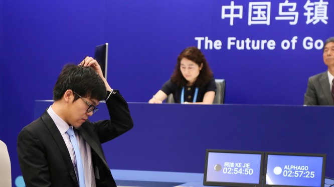 Đại kiện tướng Ke Jie trong trận đấu cờ vây với AlphaGo ngày 23-5 tại Ô Trấn - Ảnh: Reuters 