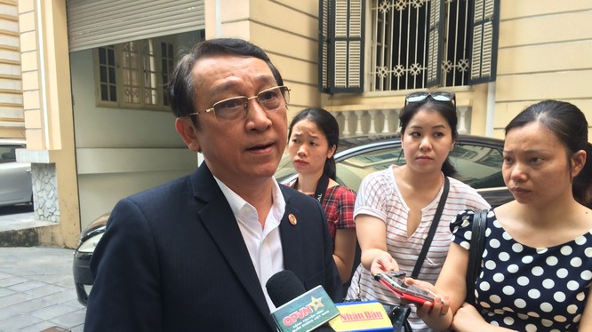 Ông Huỳnh Tấn Vinh trao đổi với cơ quan báo chí bên ngoài hành lang buổi tọa đàm. Ảnh - Quang Vững
