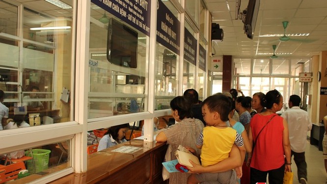 Người dân làm thủ tục hành chính tại bệnh viện XanhPon Hà Nội.