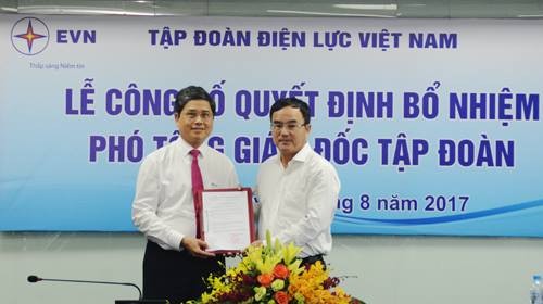 Chủ tịch HĐTV EVN Dương Quang Thành trao Quyết định bổ nhiệm Phó Tổng giám đốc EVN cho ông Võ Quang Lâm (bên trái) - Ảnh: evn.com.vn