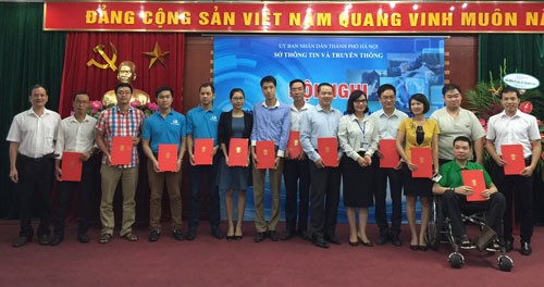 12 nhóm khởi nghiệp gia nhập Vườn ươm doanh nghiệp CNNT đổi mới sáng tạo Hà Nội. (Ảnh: Hà Nội mới)