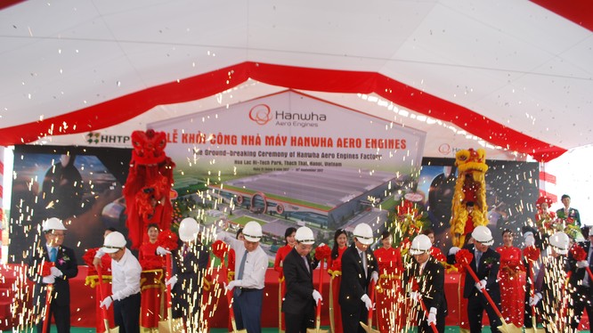 Các đại biểu thực hiện nghi lễ động thổ nhà máy Hanwha Aero Engines - Ảnh: BQL Khu Công nghệ cao Hòa Lạc.