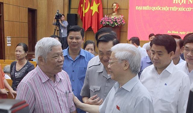 Tổng Bí thư Nguyễn Phú Trọng trò chuyện với cử tri Hà Nội - Ảnh: Dân trí.