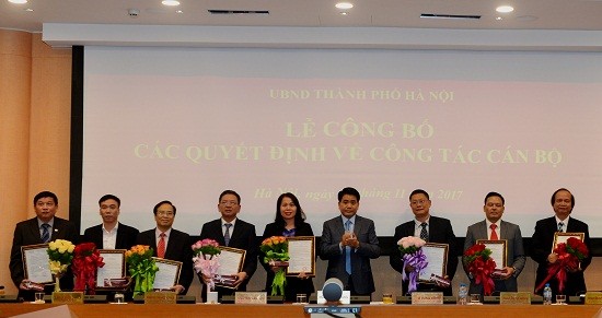 Chủ tịch UBND TP Hà Nội trao Quyết định và chúc mừng các đồng chí được bổ nhiệm, bổ nhiệm lại các sở, ban, ngành TP - Ảnh: Kinh tế đô thị