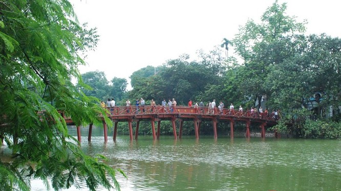 Có 02 tập thể được Chủ tịch TP Hà Nội khen thưởng trong việc cải tạo môi trường nước Hồ Hoàn Kiếm.