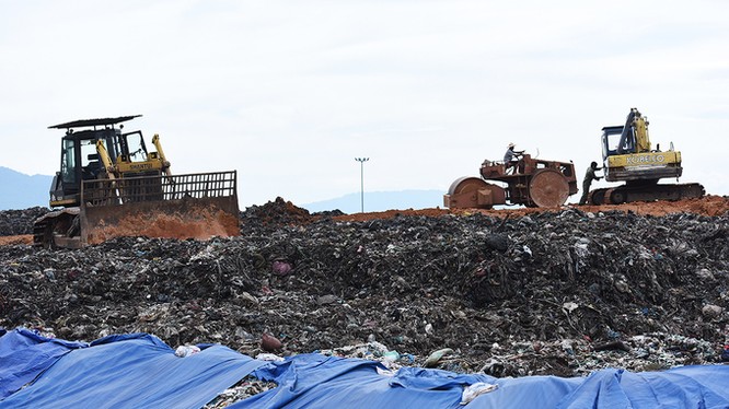 Khu xử lý chất thải rắn Xuân Sơn (thị xã Sơn Tây) là nơi tiếp nhận và xử lý rác lớn thứ 2 của TP Hà Nội (sau bãi rác Nam Sơn), với tổng khối lượng khoảng 1.000 tấn mỗi ngày đêm từ 13 đơn vị - Ảnh: VnExpress