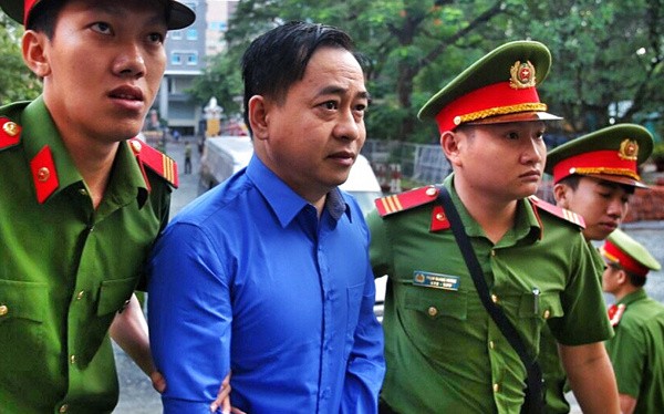 Phan Văn Anh Vũ được đưa đến tòa trước phiên xử hơn một tiếng/ Ảnh:VnExpress