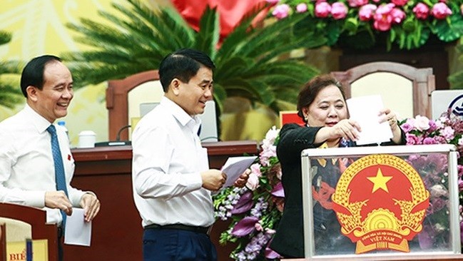 Lãnh đạo HĐND, UBND TP Hà Nội bỏ phiếu bầu bổ sung hai ủy viên UBND TP tại phiên làm việc sáng 5/12/ Ảnh:VnExpress