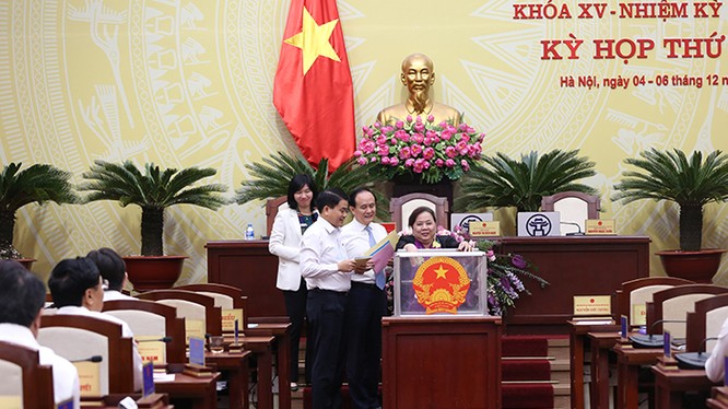 Các đại biểu HĐND Tp. Hà Nội thực hiện bỏ phiếu tín nhiệm với các chức danh. (Ảnh: Hanoi.gov.vn)