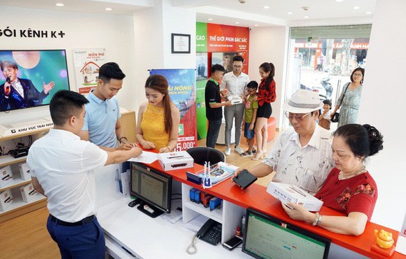 Khách đăng ký thuê bao K+ ở một đại lý tại Hà Nội/ Ảnh: Tuoitre.vn