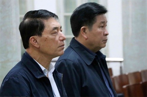 Hai cựu thứ trưởng Tân và Thành trong phiên tòa mở tại TAND Hà Nội. Ảnh/ TTXVN