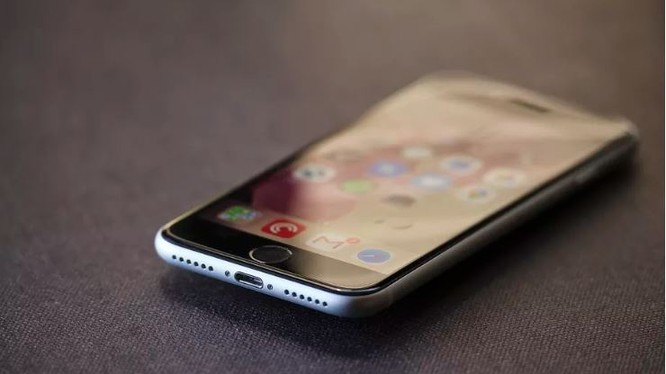 iPhone SE 2020 mang vẻ ngoài của một chiếc iPhone 8 cũ (Ảnh: The Verge)