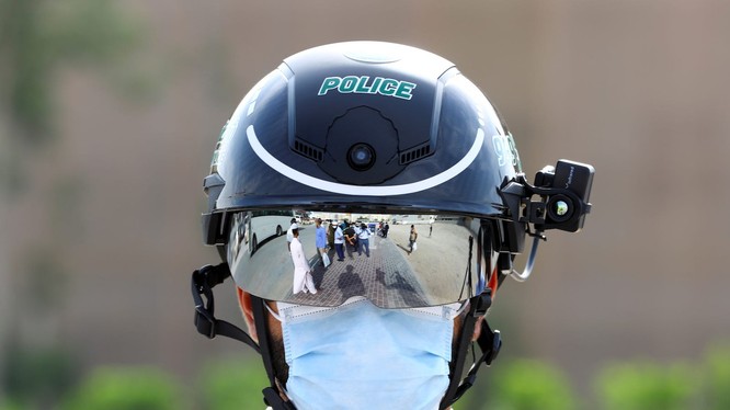 Chiếc mũ bảo hiệm thông minh này được sản xuất bởi một công ty Trung Quốc (Ảnh: Business Insider)