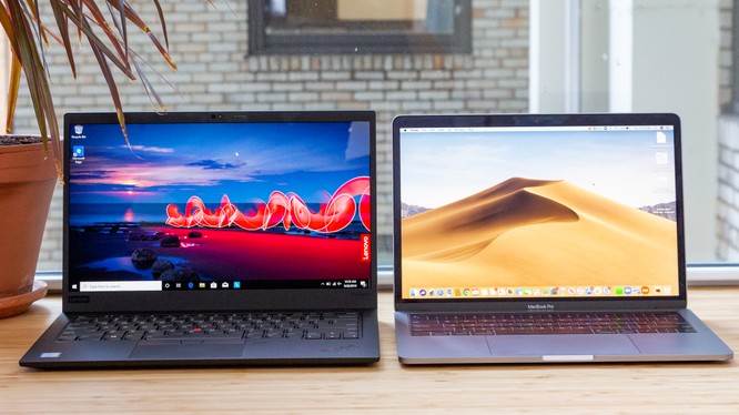 ThinkPad X1 Carbon Gen 8 vs Macbook Pro 13 2020 (Ảnh: Laptop Mag)