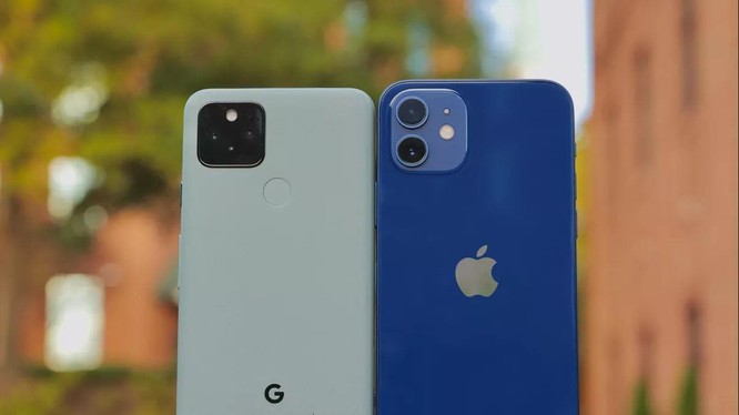 Google Pixel 5 vs iPhone 12 Mini (Ảnh: Cnet)