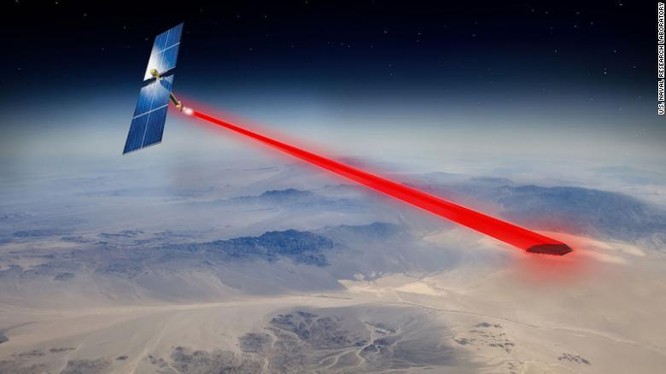 Tấm pin năng lượng mặt trời đặt ngoài không gian (Ảnh: CNN)