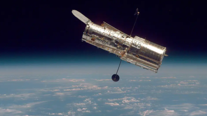 Kính viễn vọng không gian Hubble của NASA (Ảnh: Business Insider)
