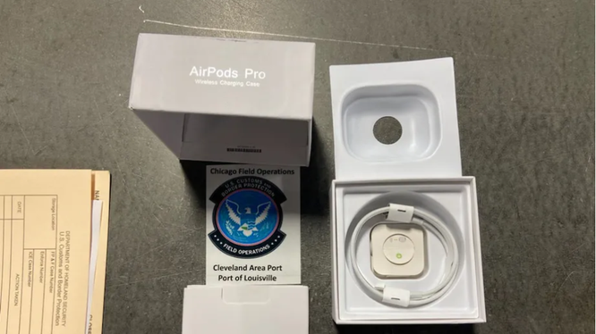 Những chiếc tai nghe AirPods Pro "fake" (Ảnh: The Verge)