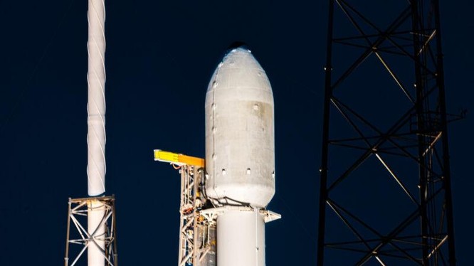 Tên lửa của SpaceX đang chuẩn bị được phóng (Ảnh: Arstechnica)