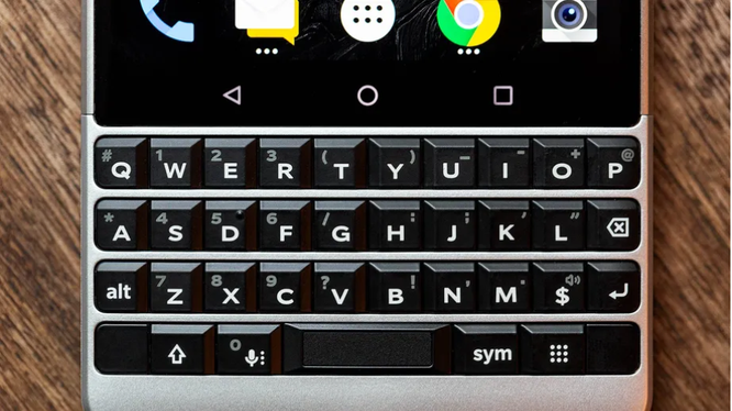 Bàn phím QWERTY là nét đặc trưng không thể lẫn vào đâu được trên những chiếc điện thoại BlackBerry (Ảnh: The Verge)