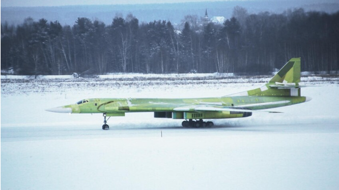"Thiên nga trắng" - máy bay ném bom chiến lược nguy hiểm nhất của Nga thời điểm hiện tại (Ảnh: RBTH)