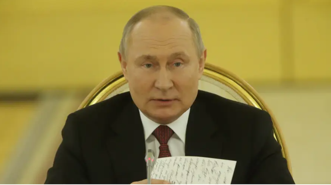 Tổng thống Putin ký đạo luật xóa bỏ giới hạn độ tuổi nhập ngũ (Ảnh: Business Insider)
