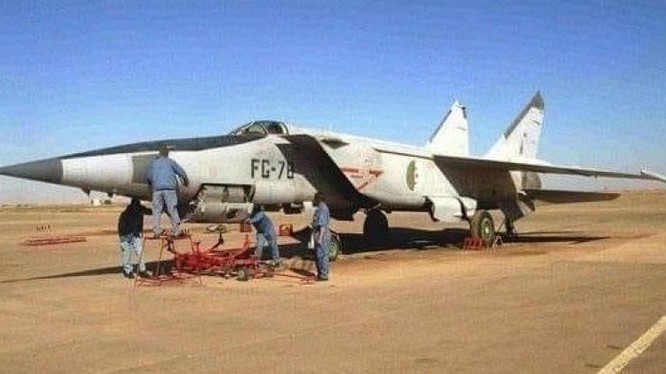 Tiêm kích MiG-25 của Algeria nguy hiểm như thế nào? (Ảnh: Military Watch Magazine)