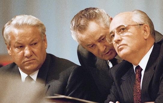 Mikhail Gorbachev (phải) và Boris Yeltsin (trái)-2 nhân vật đóng vai trò tối quan trọng trong sự kiện Liên Xô sụp đổ (Ảnh: Sputnik)