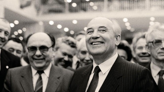 A.Yakovlev (trái) và M.Gorbachev (phải)-“cặp bài trùng” trong cải tổ ở Liên Xô trong những năm 1985-1991 (Ảnh Novosti). 