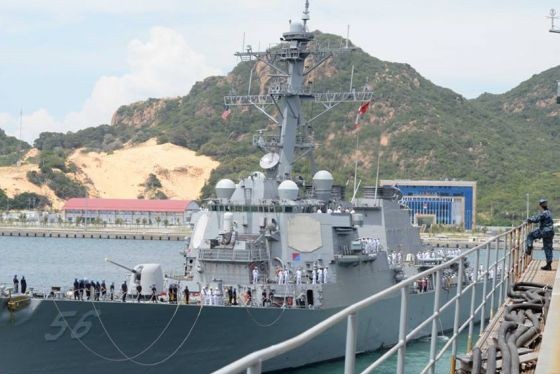 Tàu khu trục có tên lửa dẫn đường USS John S. McCain ghé cảng Cam Ranh (Khánh Hòa) hôm 2/10/2016.