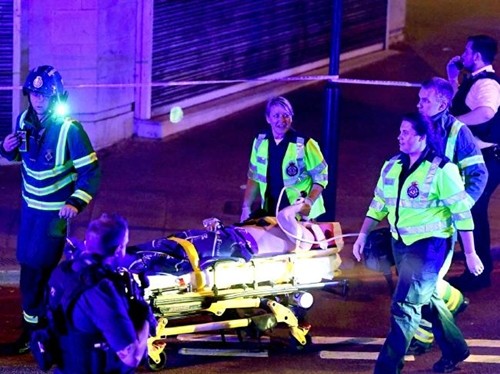Người bị thương được đưa đi cấp cứu sau vụ tai nạn. Ảnh: Rex/Shutterstock