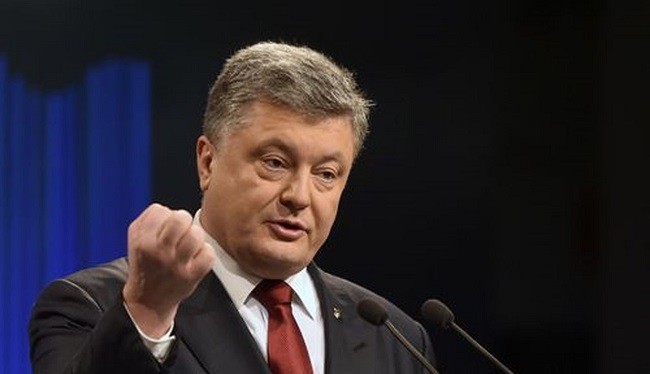 Tổng thống Petro Poroshenko phát biểu trong cuộc họp báo ở Kiev. 