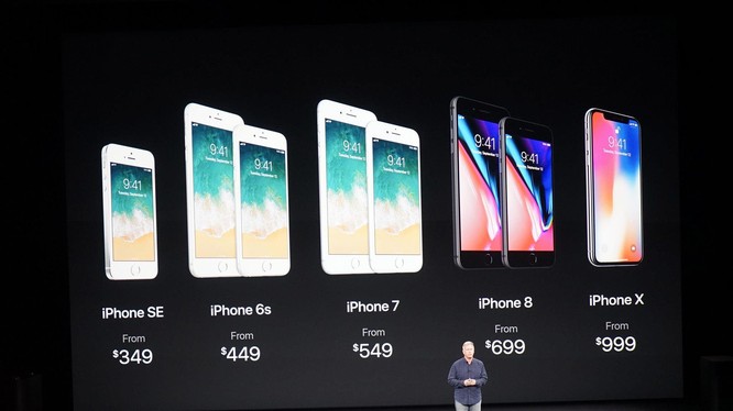 CEO Apple, Tim Cook trong lễ ra mắt iPhone X (ảnh: Tech Insight)
