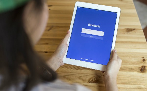 Giới trẻ lựa chọn Facebook để cập nhật tin tức, thời sự