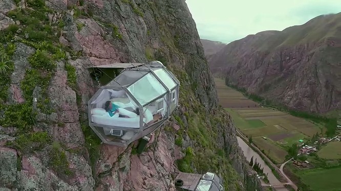 Loại hình giường ngủ trên vách đá tại khu vực dãy núi Andes ở Peru có tên Skylodge, được treo ở độ cao 122m so với mặt đất.