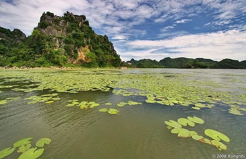 Hồ Quan Sơn, Mỹ Đức, Hà Nội là điểm du lịch có phong cảnh hữu tình, không khí trong lành, non xanh nước biếc và nhiều hang động