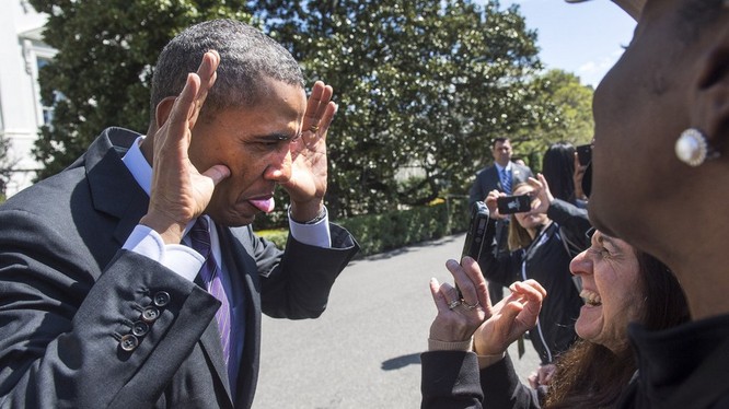 Tổng thống Mỹ Obama làm mặt hề với người hâm mộ
