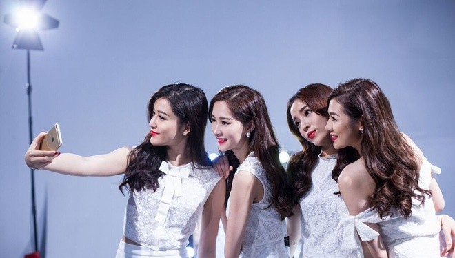 Á hậu Huyền My chụp selfie kỷ niệm cùng Đặng Thu Thảo, Kỳ Duyên và Tú Anh khi họ cùng mặc đồ giống nhau (từ trái sang).