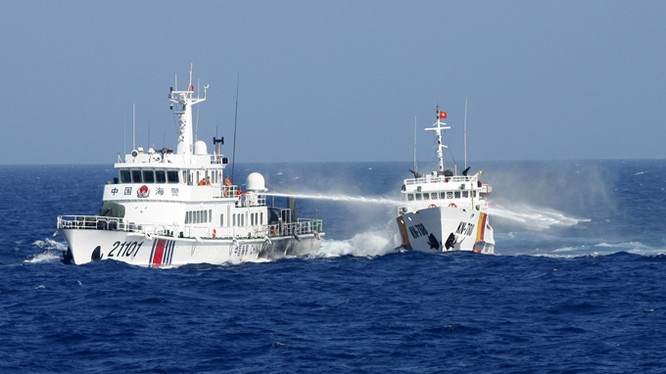 Hình ảnh tàu Trung Quốc hung hăng xịt vòi rồng vào tàu Việt Nam trong vụ khủng hoảng giàn khoan Hải Dương 981 năm 2014