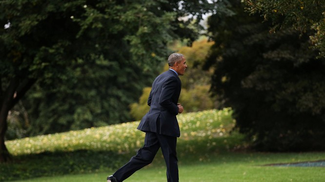 Ông Obama chạy về nhà lấy điện thoại trước khi lên đường đến Chicago