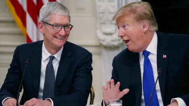 Giám đốc điều hành hãng Apple, Tim Cook và Tổng thống Mỹ Donald Trump. Ảnh: Reuters