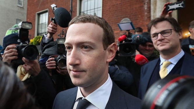 Giám đốc điều hành Facebook Mark Zuckerberg rời một khách sạn ở Dublin vào tháng 4/2019 sau cuộc họp với các chính trị gia để thảo luận về quyền riêng tư và các nội dung độc hại trên mạng xã hội. Ảnh: SCMP