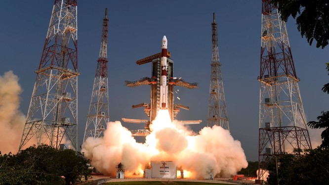 Cơ quan vũ trụ ISRO của Ấn Độ chuẩn bị phóng tàu vũ trụ Chandrayaan 2 lên mặt trăng vào ngày 15.7. Ảnh: Nikkei Asian Review