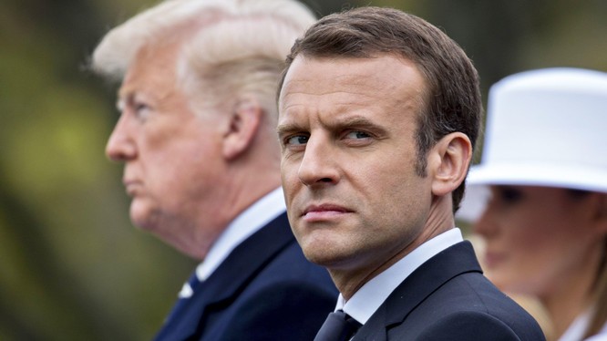 Tổng thống Pháp Emmanuel Macron và Tổng thống Mỹ Donald Trump (phía sau). Ảnh: CNBC