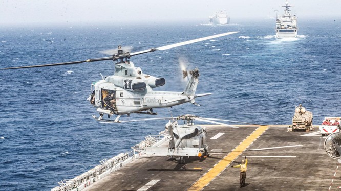 Một máy bay trực thăng UH-1Y Venom cất cánh từ sàn máy bay của tàu tấn công đổ bộ USS Boxer ở eo biển Hormuz, ngày 18.7.2019. Ảnh: Engadget