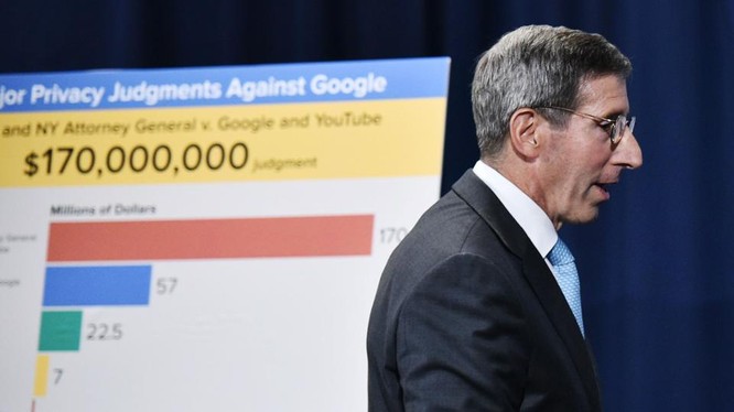 Ông Simons, Chủ tịch Ủy ban Thương mại Liên bang (FTC) tuyên bố trong một cuộc họp báo rằng Google đã đồng ý trả khoản tiền phạt 170 triệu đô la để giải quyết vụ vi phạm quyền riêng tư của trẻ em trên You Tube. Ảnh: Forbers