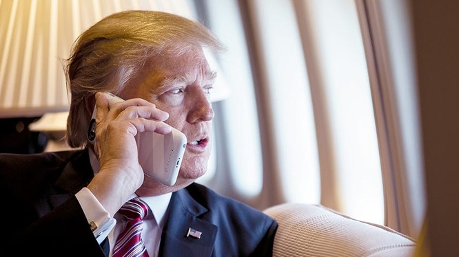Tổng thống Mỹ Donald Trump vẫn thích nút Home truyền thống hơn là các thao tác vuốt trượt trên iPhone hiện nay. Ảnh: Business Insider