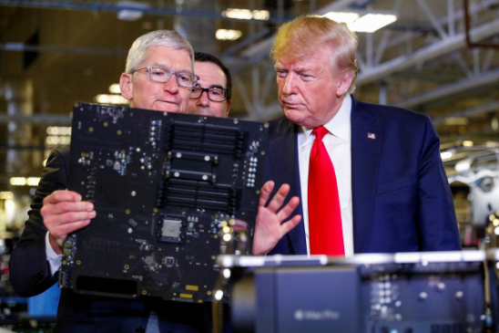 CEO Apple Tim Cook cùng Tổng thống Mỹ Donald Trump đi thăm nhà máy sản xuất Mac Pro của Apple ở Austin, Texas vào ngày 20 tháng 11 năm 2019. Ảnh: Reuters